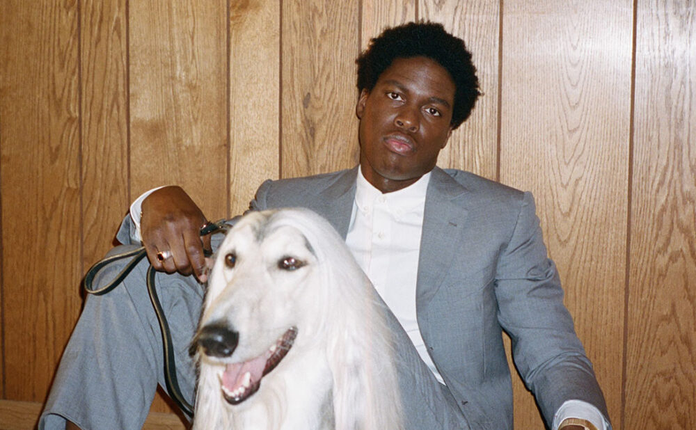 Daniel Caesar posing with dog