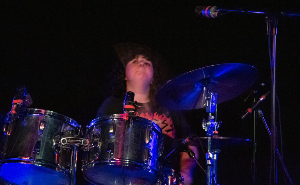 Sarah Dion on drums (Photo San Veliz)