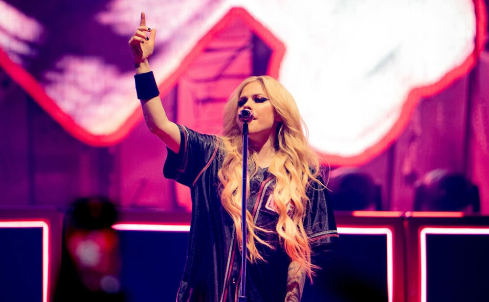 Avril Lavigne’s Greatest Hits tour comes to Scotiabank Arena, throws a subdued retirement party for the Canadian icon