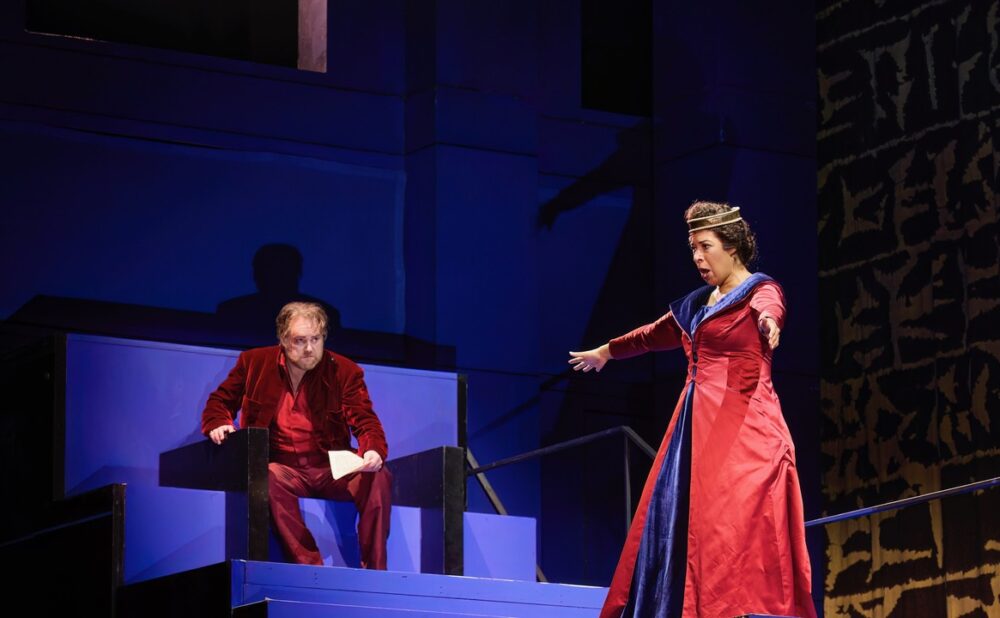 Roland Wood as Nabucco and Mary Elizabeth Williams as Abigaille(Michael Cooper photo)